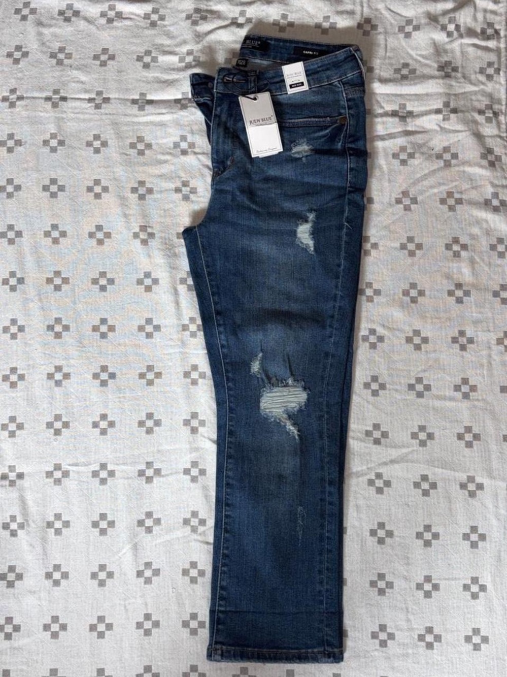 Judy Blue Distressed capri Jeans 7/28 - Picture 4 of 5